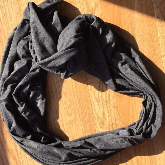 💝 Lucy  Infinity scarf. Great condition! - Picture 4 of 4